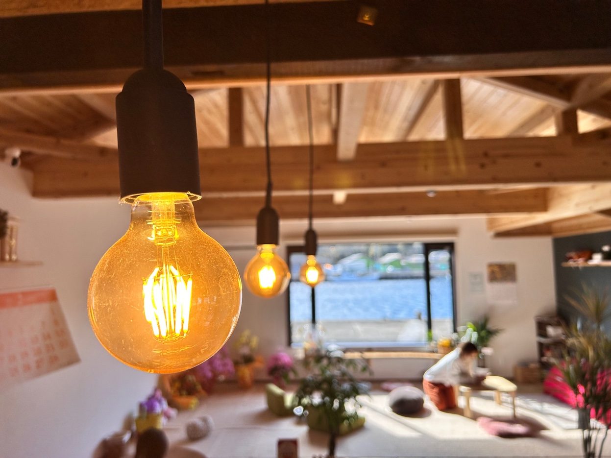 カフェ エジソン電球・木梁天井