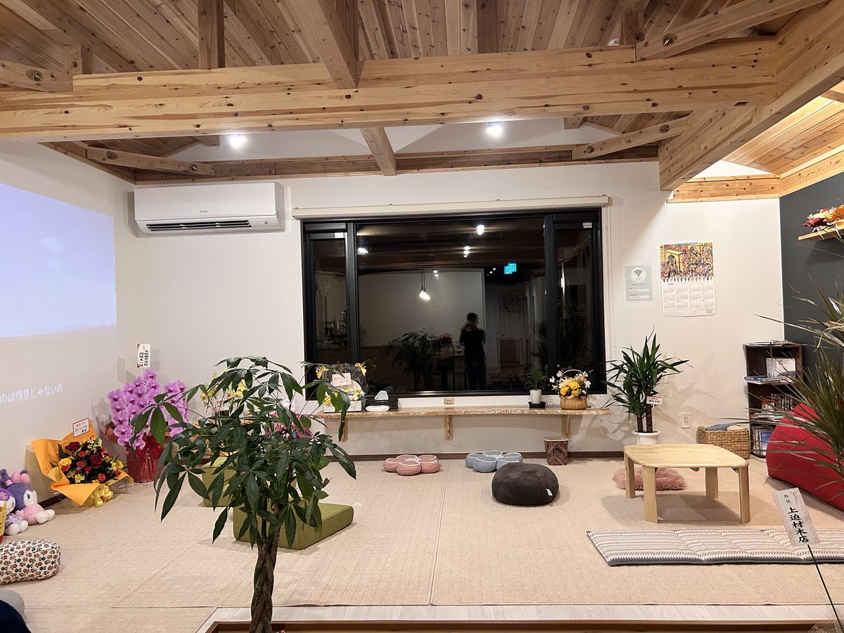 カフェ 夜の畳エリア