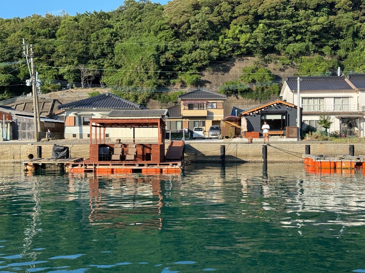 水上ロッジ 全景