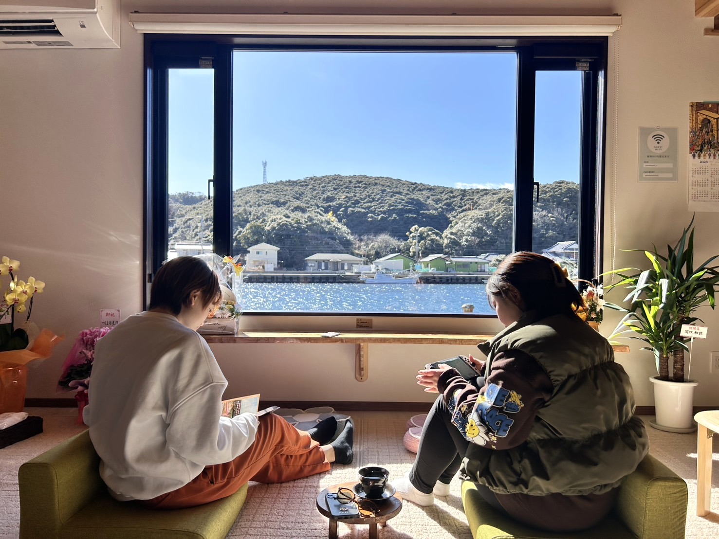 やまぼうしの夜 — 旅人と島民が自然に混ざり合う共用スペース